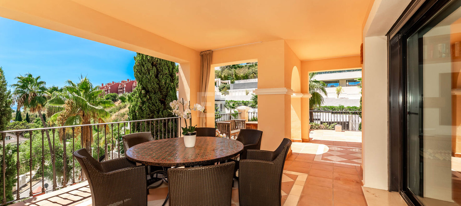 Apartamento espacioso con vistas al mar y amplia terraza en La Quinta
