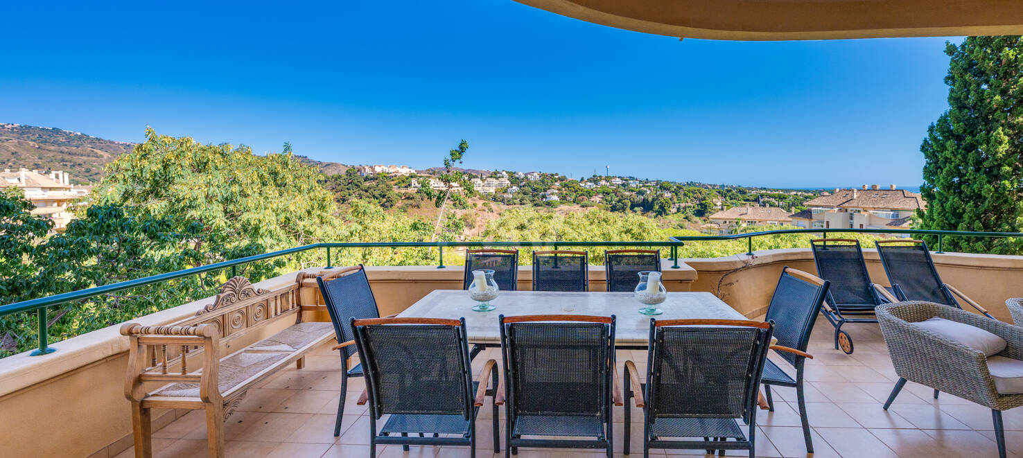 Apartamento de lujo en esquina con vistas espectaculares en Elviria Hills