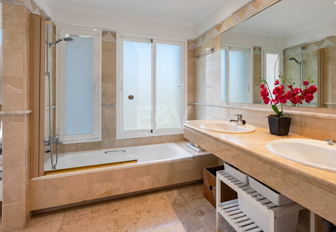 Apartamento de lujo en esquina con vistas espectaculares en Elviria Hills