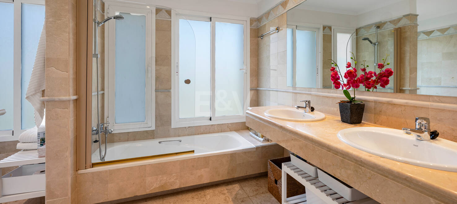 Apartamento de lujo en esquina con vistas espectaculares en Elviria Hills