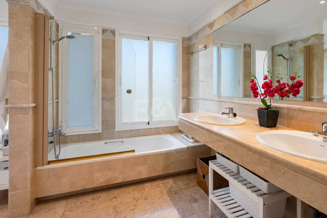 Apartamento de lujo en esquina con vistas espectaculares en Elviria Hills