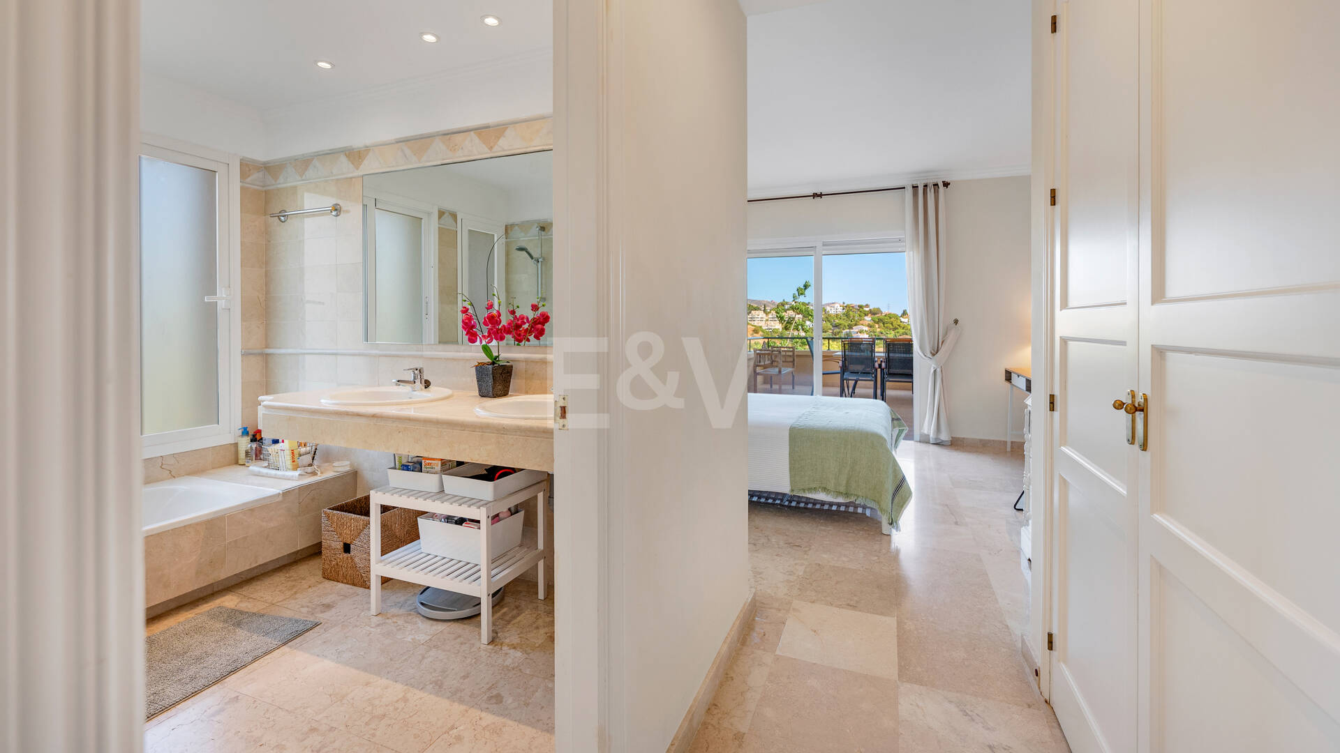 Apartamento de lujo en esquina con vistas espectaculares en Elviria Hills