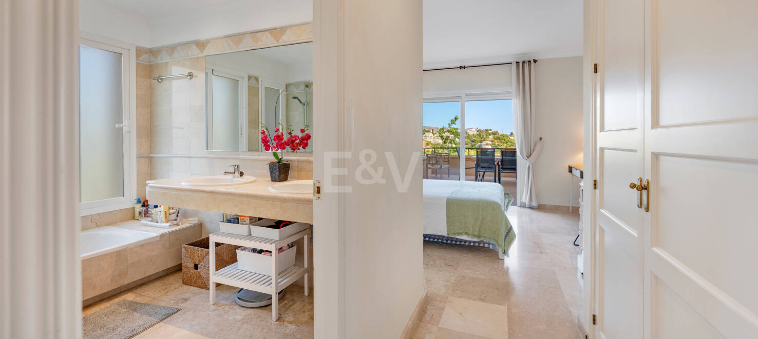 Apartamento de lujo en esquina con vistas espectaculares en Elviria Hills