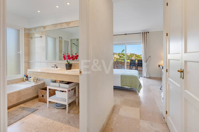 Apartamento de lujo en esquina con vistas espectaculares en Elviria Hills