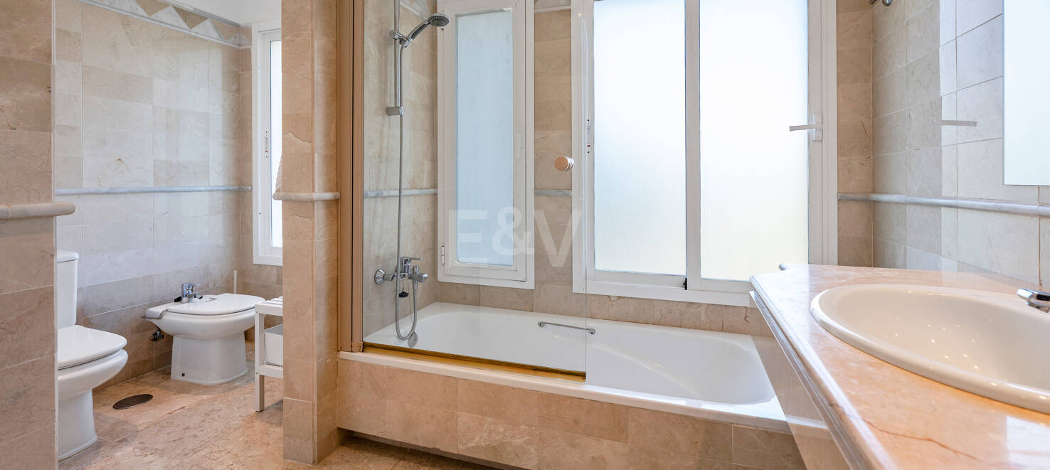 Apartamento de lujo en esquina con vistas espectaculares en Elviria Hills