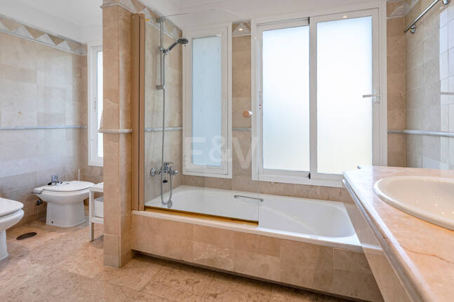 Apartamento de lujo en esquina con vistas espectaculares en Elviria Hills