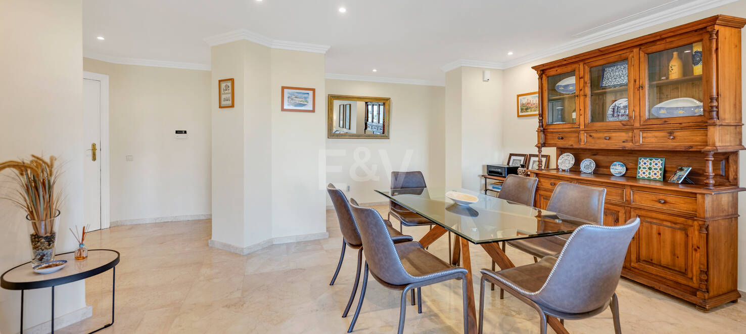 Apartamento de lujo en esquina con vistas espectaculares en Elviria Hills