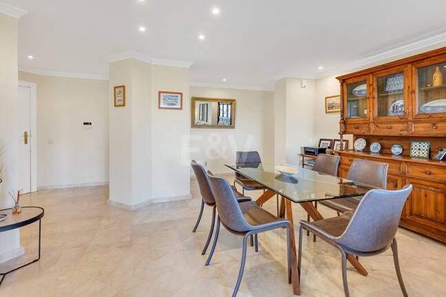 Apartamento de lujo en esquina con vistas espectaculares en Elviria Hills