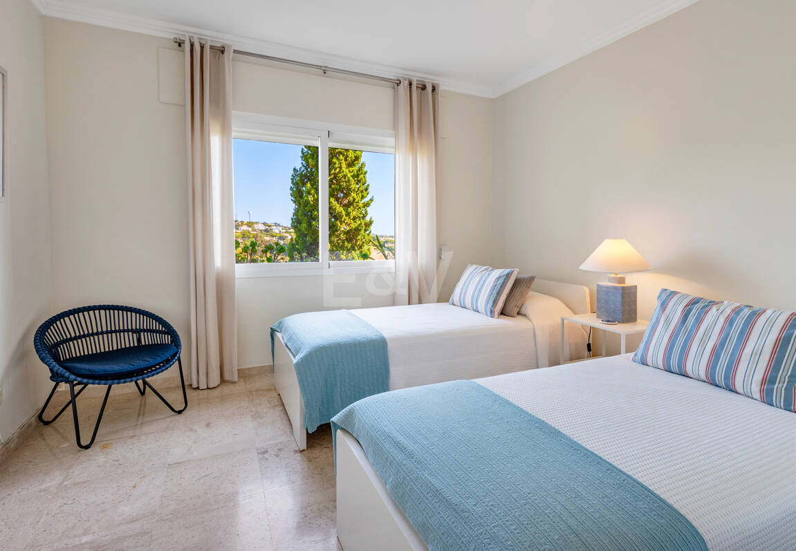 Apartamento de lujo en esquina con vistas espectaculares en Elviria Hills