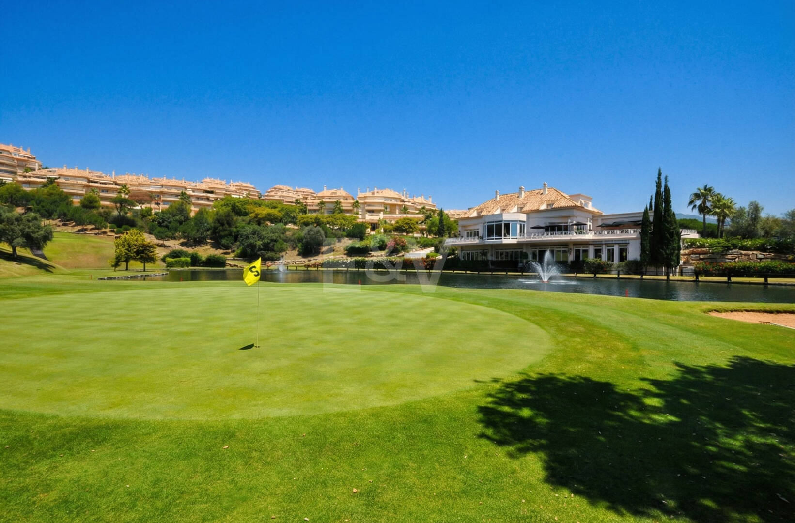 Apartamento de lujo en esquina con vistas espectaculares en Elviria Hills