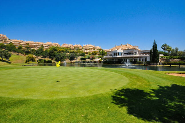 Apartamento de lujo en esquina con vistas espectaculares en Elviria Hills