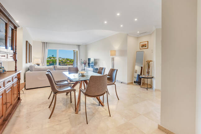 Apartamento de lujo en esquina con vistas espectaculares en Elviria Hills