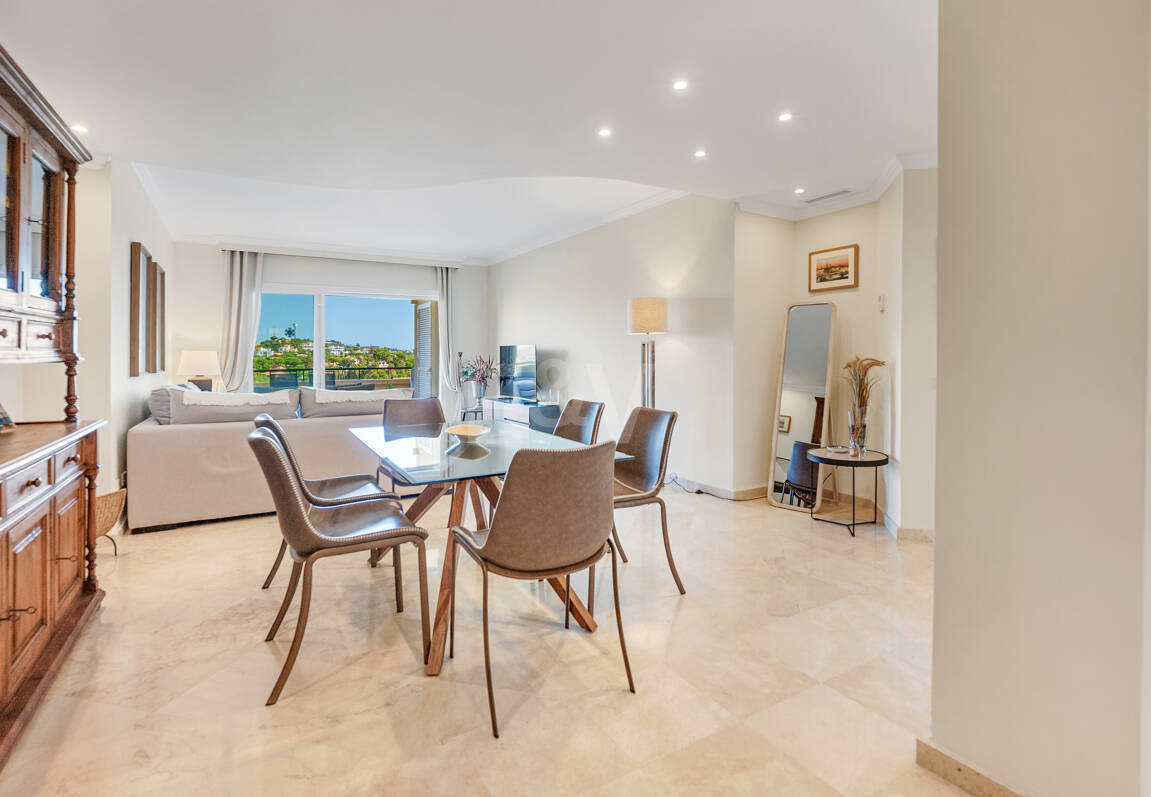 Apartamento de lujo en esquina con vistas espectaculares en Elviria Hills