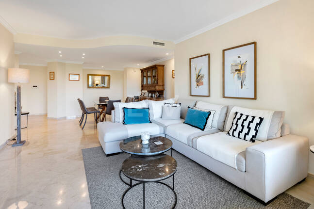 Apartamento de lujo en esquina con vistas espectaculares en Elviria Hills