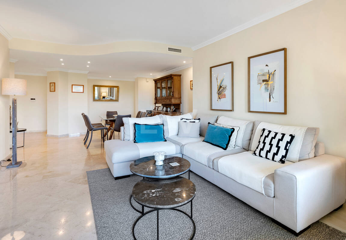 Apartamento de lujo en esquina con vistas espectaculares en Elviria Hills