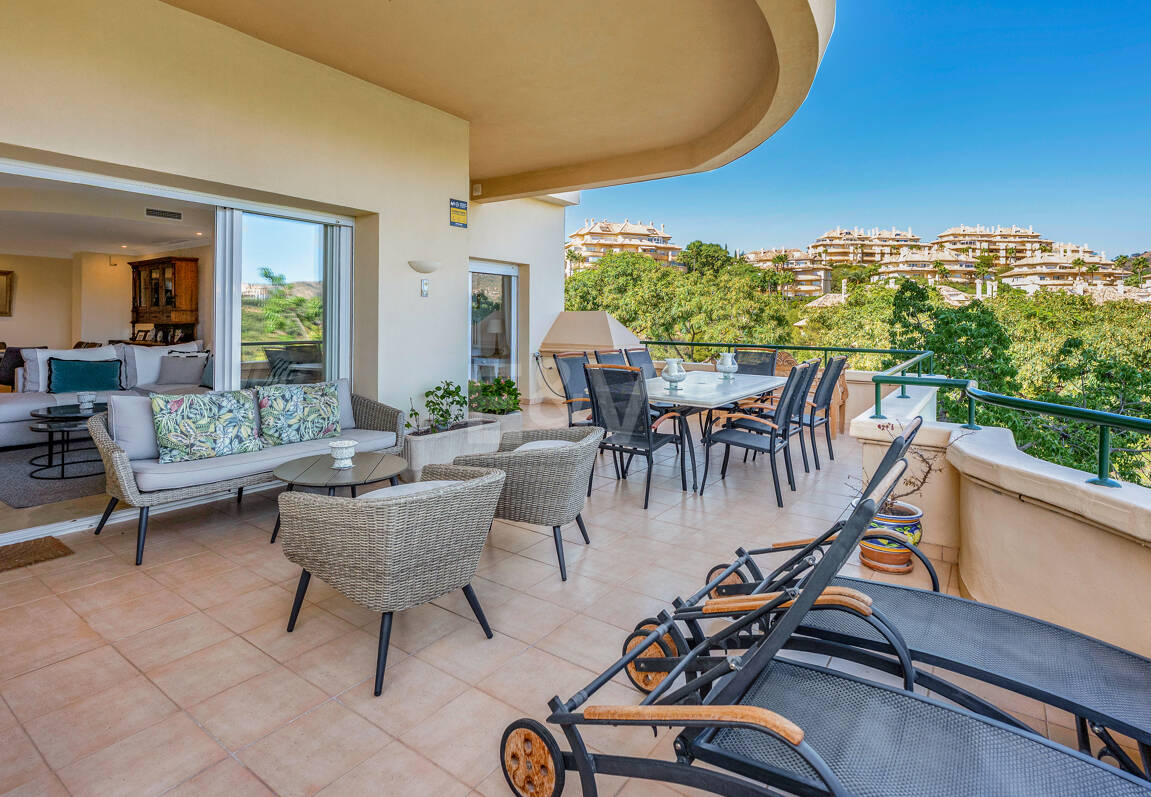 Apartamento de lujo en esquina con vistas espectaculares en Elviria Hills