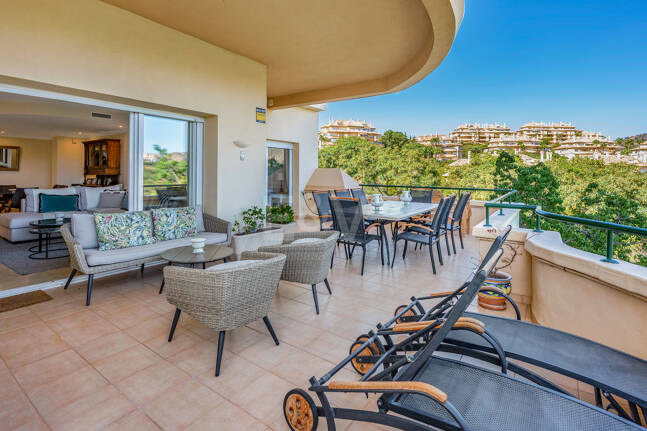 Apartamento de lujo en esquina con vistas espectaculares en Elviria Hills
