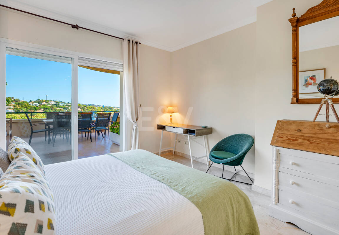 Apartamento de lujo en esquina con vistas espectaculares en Elviria Hills