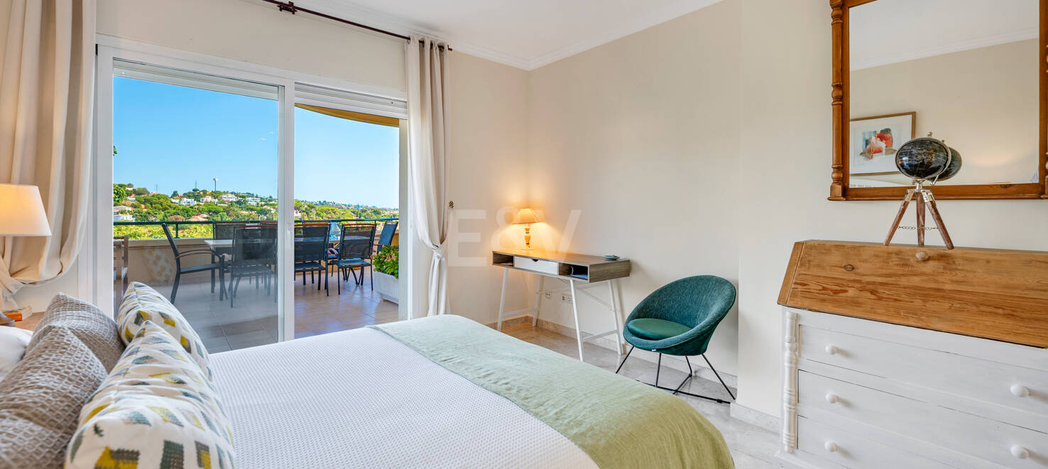 Apartamento de lujo en esquina con vistas espectaculares en Elviria Hills