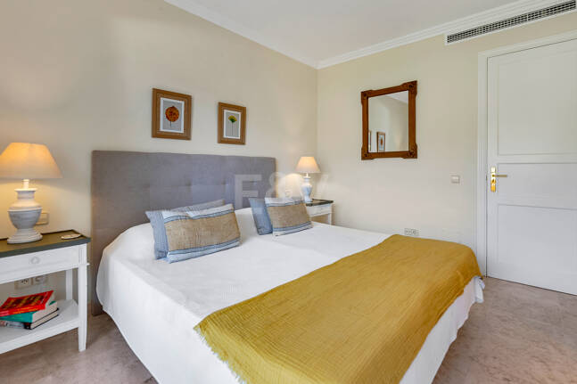 Apartamento de lujo en esquina con vistas espectaculares en Elviria Hills