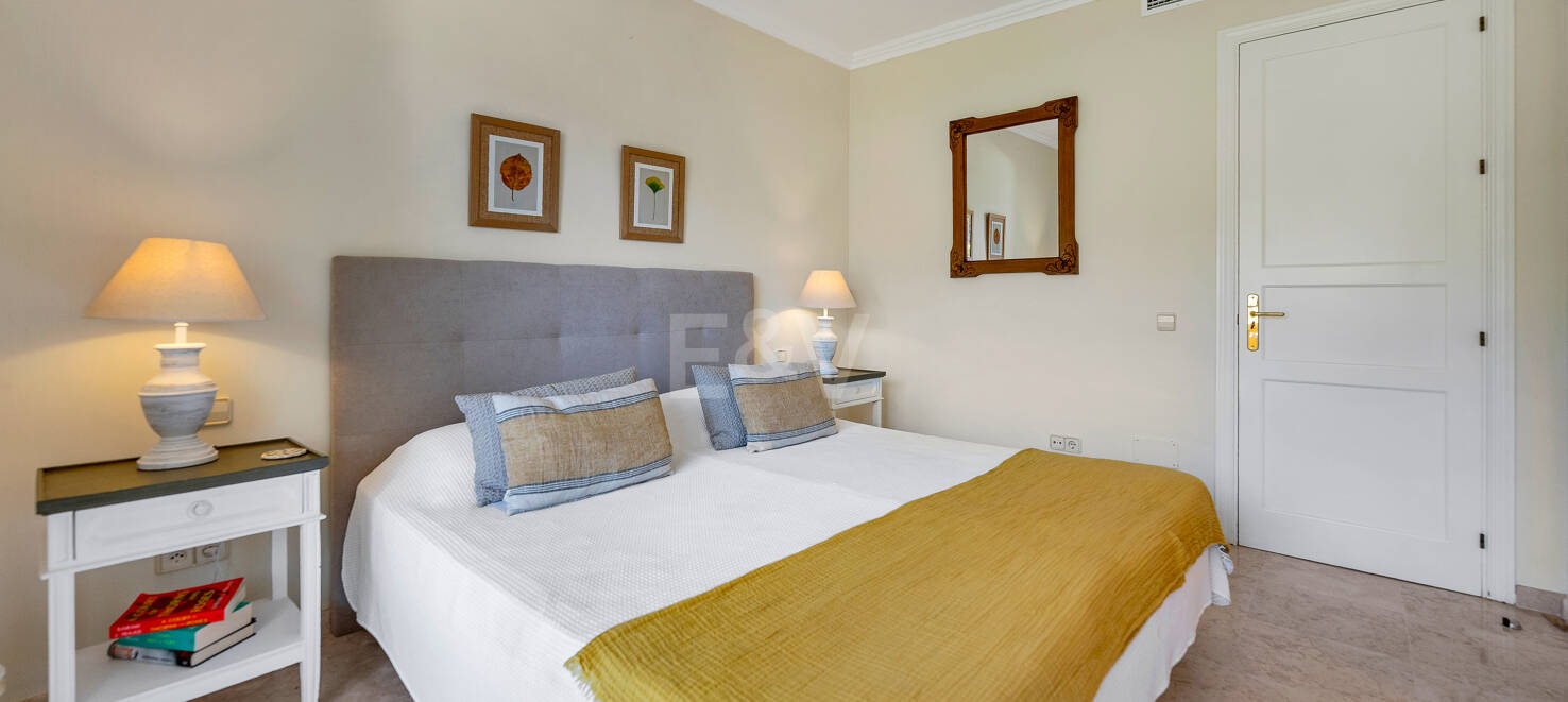 Apartamento de lujo en esquina con vistas espectaculares en Elviria Hills