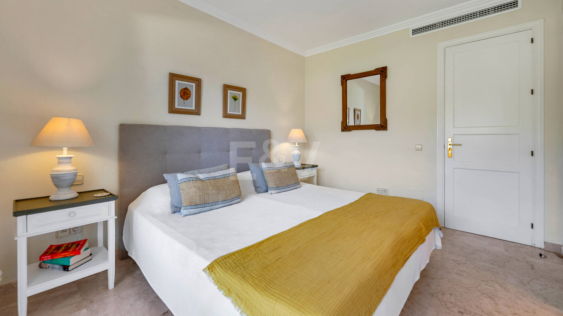 Apartamento de lujo en esquina con vistas espectaculares en Elviria Hills