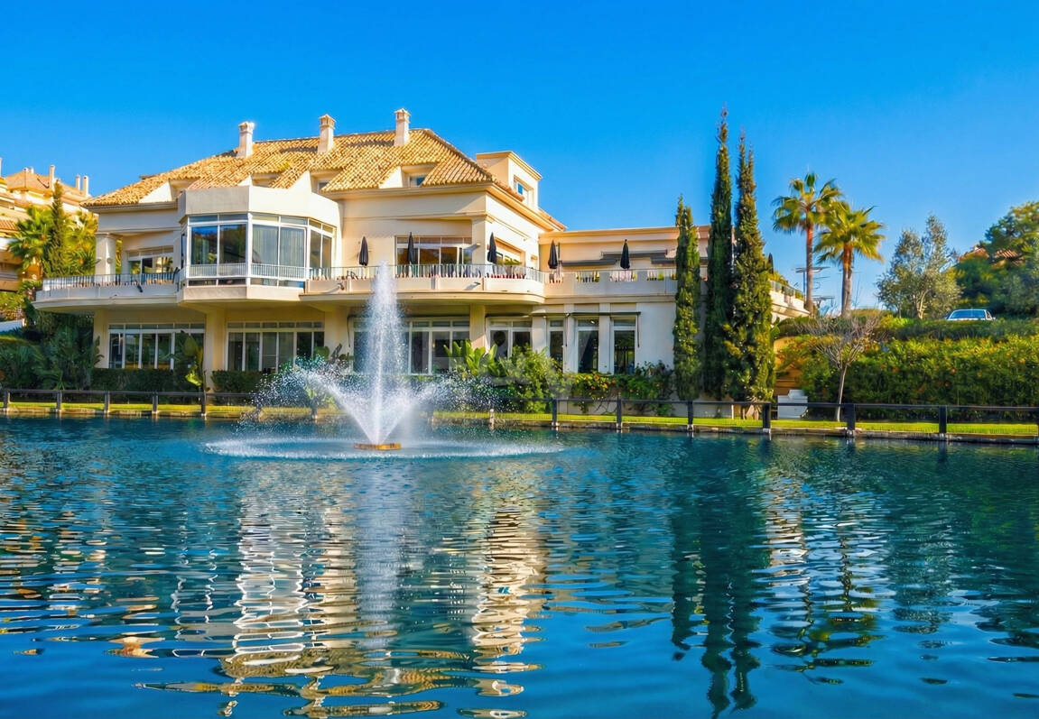 Apartamento de lujo en esquina con vistas espectaculares en Elviria Hills