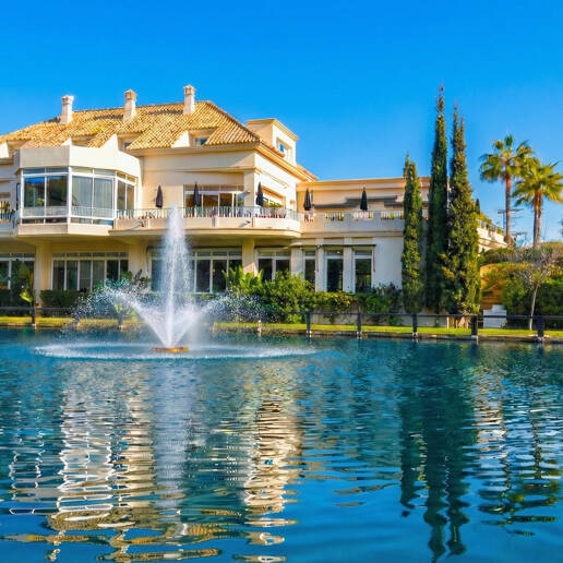 Apartamento de lujo en esquina con vistas espectaculares en Elviria Hills