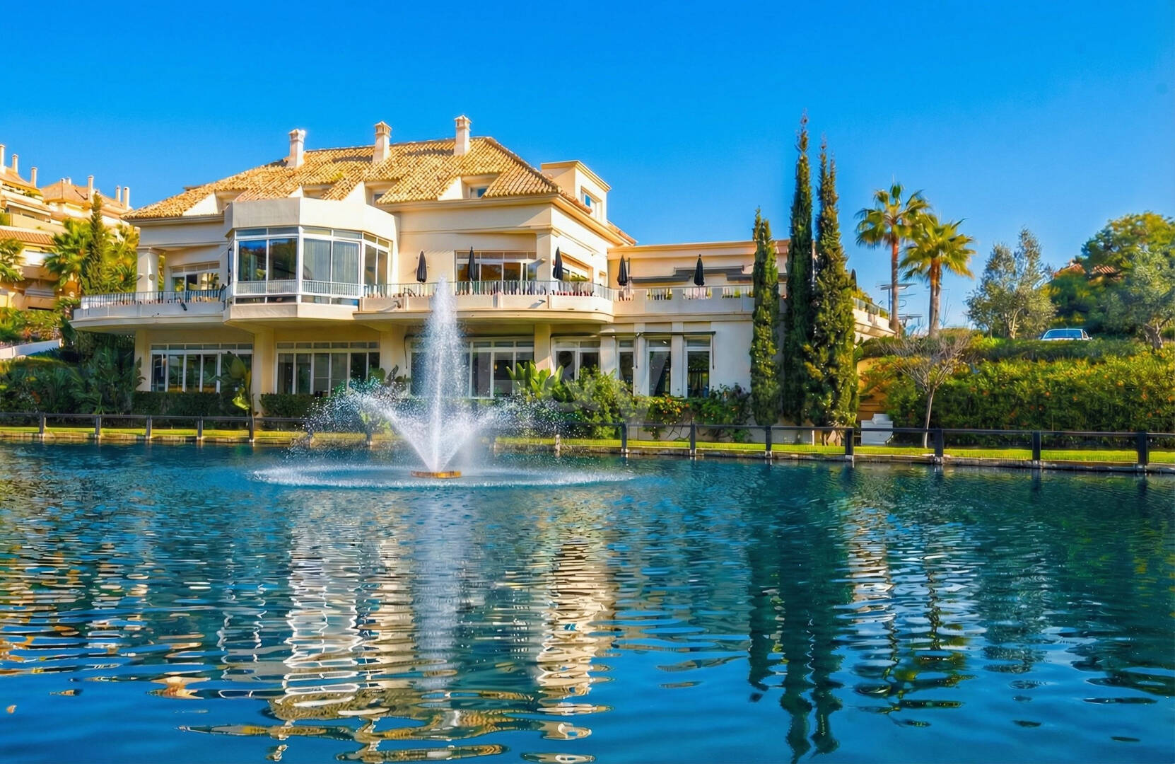 Apartamento de lujo en esquina con vistas espectaculares en Elviria Hills