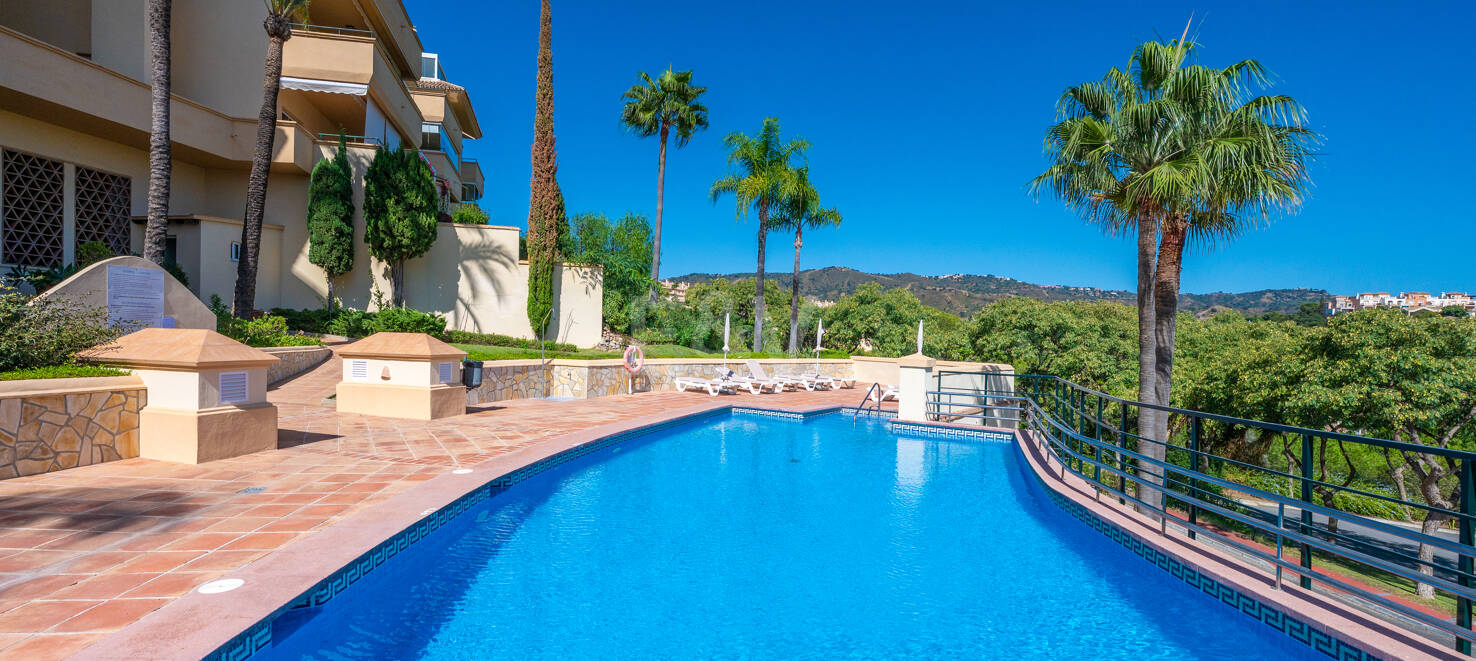Apartamento de lujo en esquina con vistas espectaculares en Elviria Hills