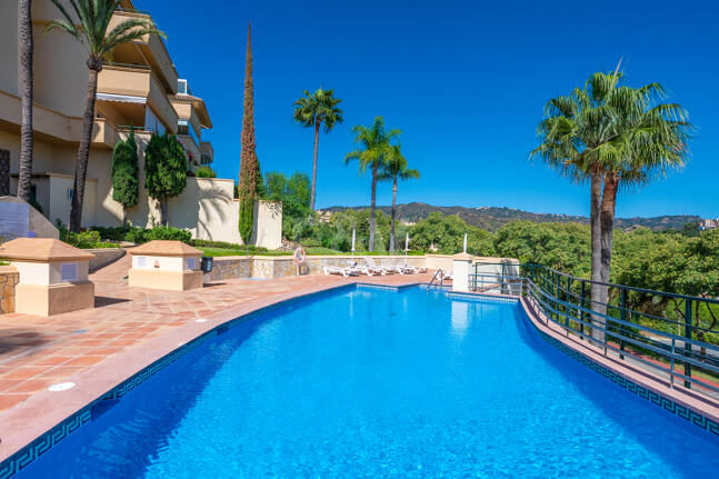 Apartamento de lujo en esquina con vistas espectaculares en Elviria Hills