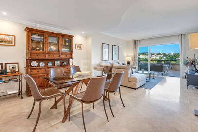 Apartamento de lujo en esquina con vistas espectaculares en Elviria Hills