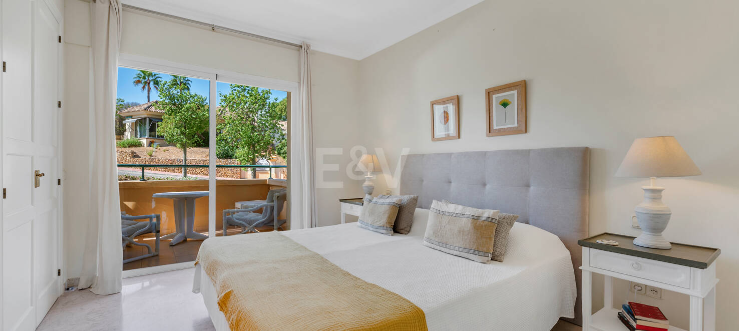 Apartamento de lujo en esquina con vistas espectaculares en Elviria Hills