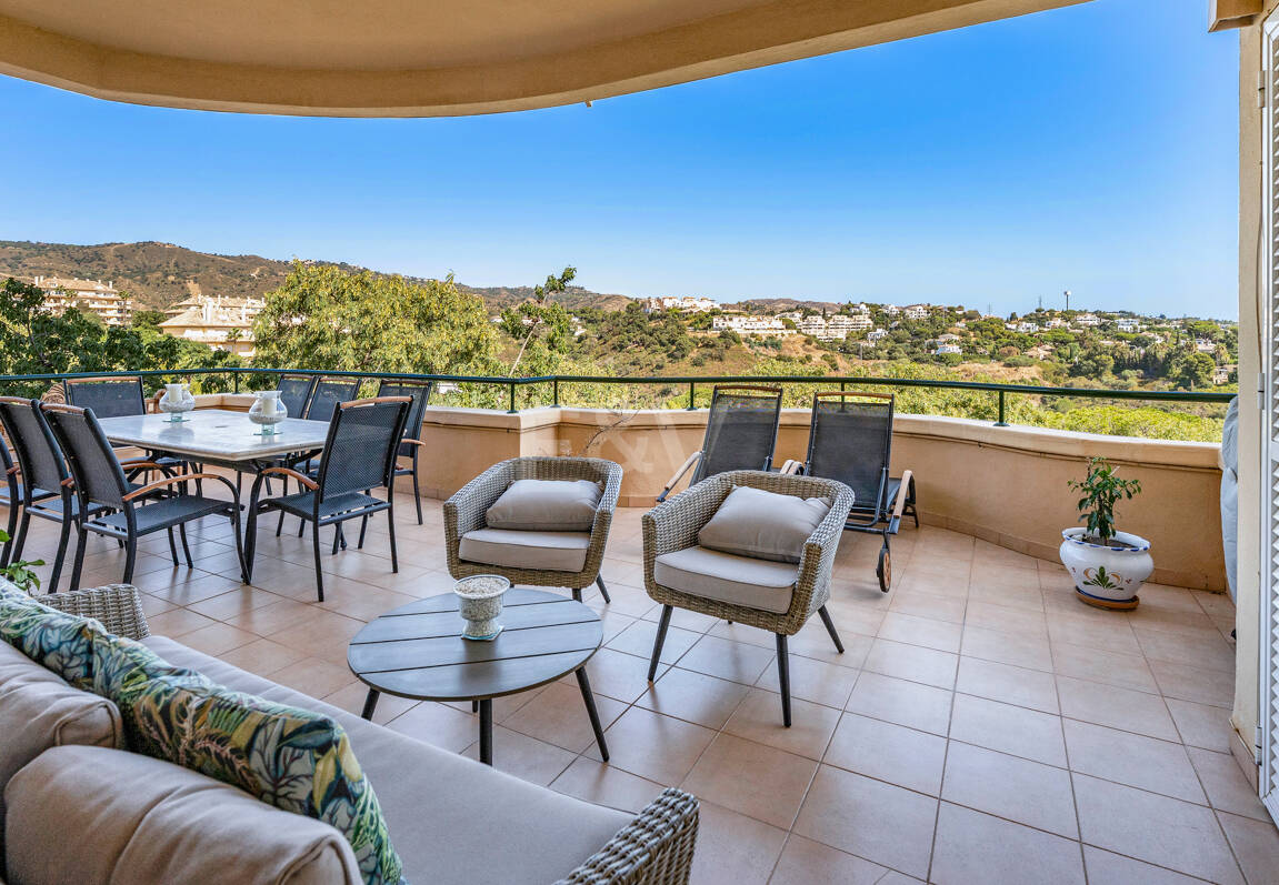 Apartamento de lujo en esquina con vistas espectaculares en Elviria Hills