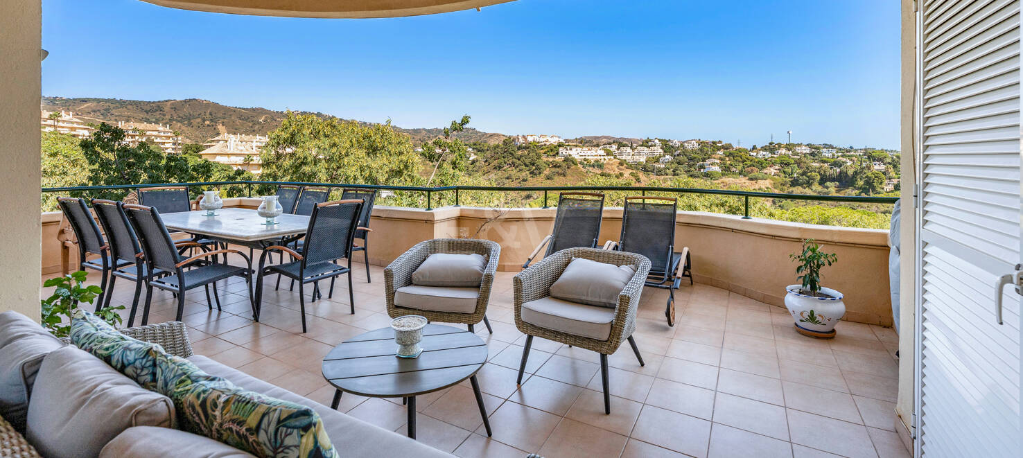Apartamento de lujo en esquina con vistas espectaculares en Elviria Hills