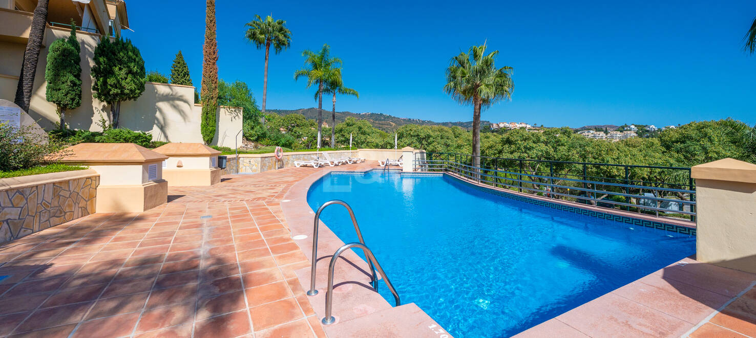 Luxuswohnung an der Ecke mit spektakulärer Aussicht in Elviria Hills