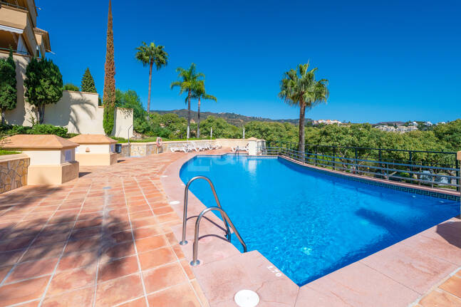 Apartamento de lujo en esquina con vistas espectaculares en Elviria Hills