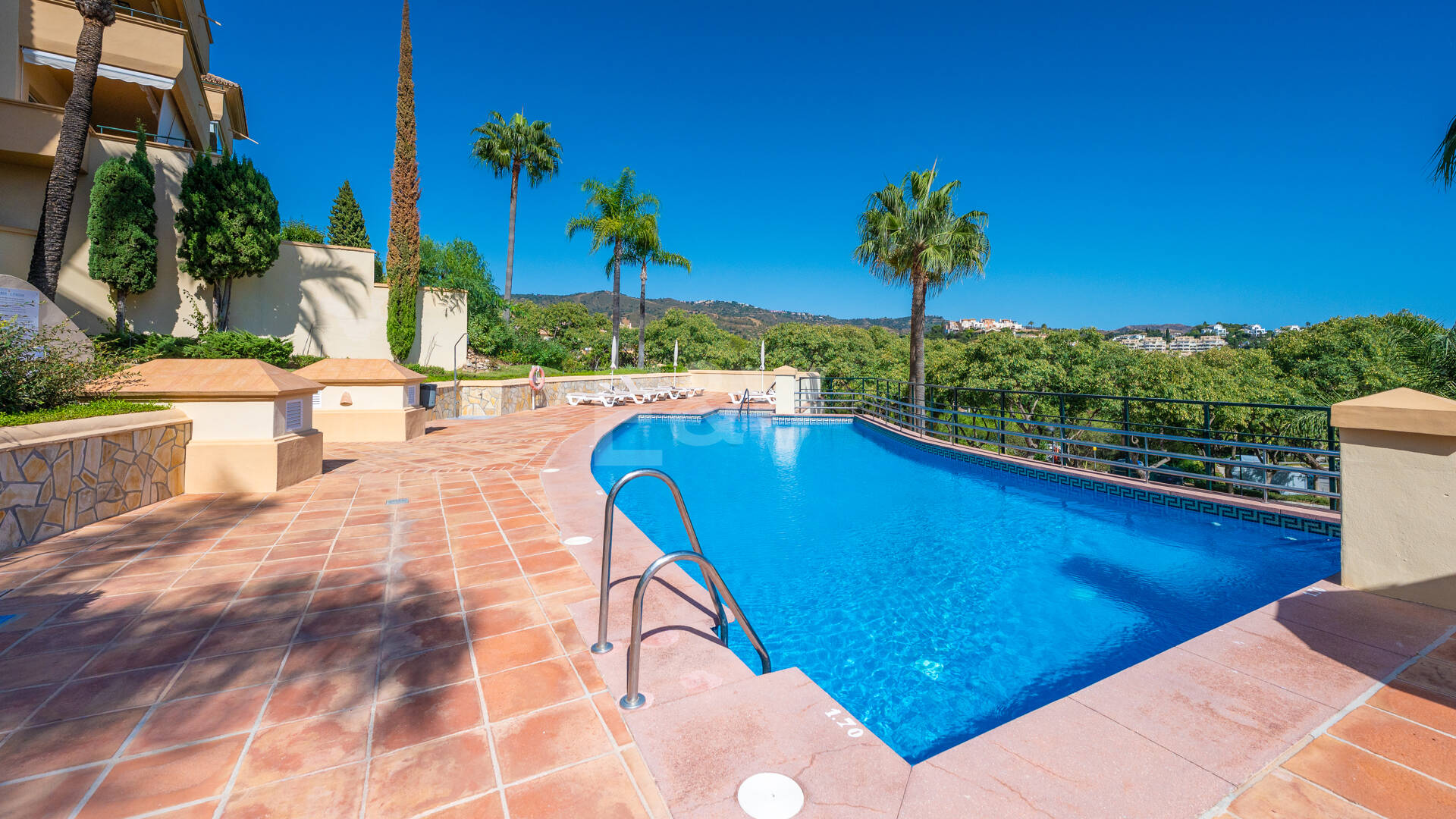 Apartamento de lujo en esquina con vistas espectaculares en Elviria Hills