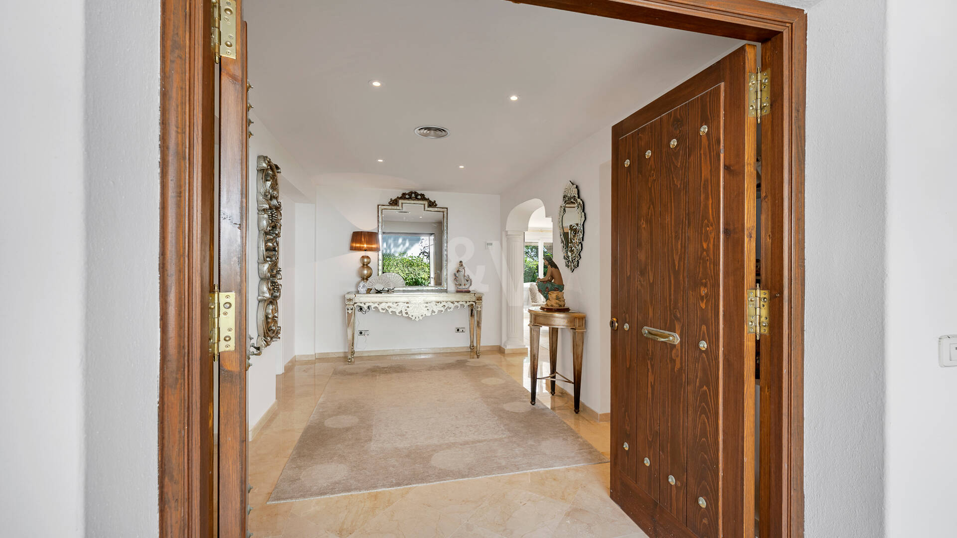 Elegant Villa on a Large Plot with Lush Gardens