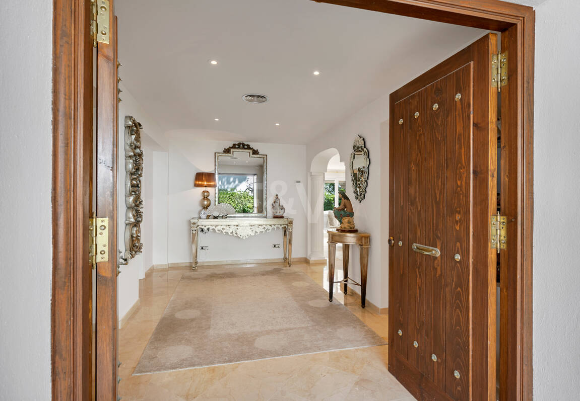 Elegant Villa on a Large Plot with Lush Gardens