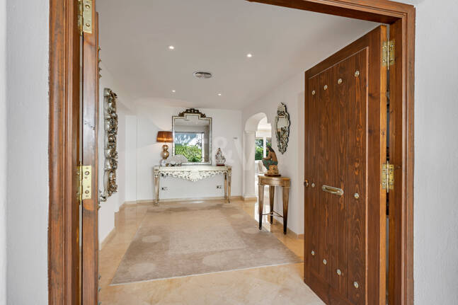 Elegant Villa on a Large Plot with Lush Gardens