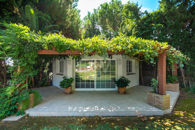 Elegant Villa on a Large Plot with Lush Gardens