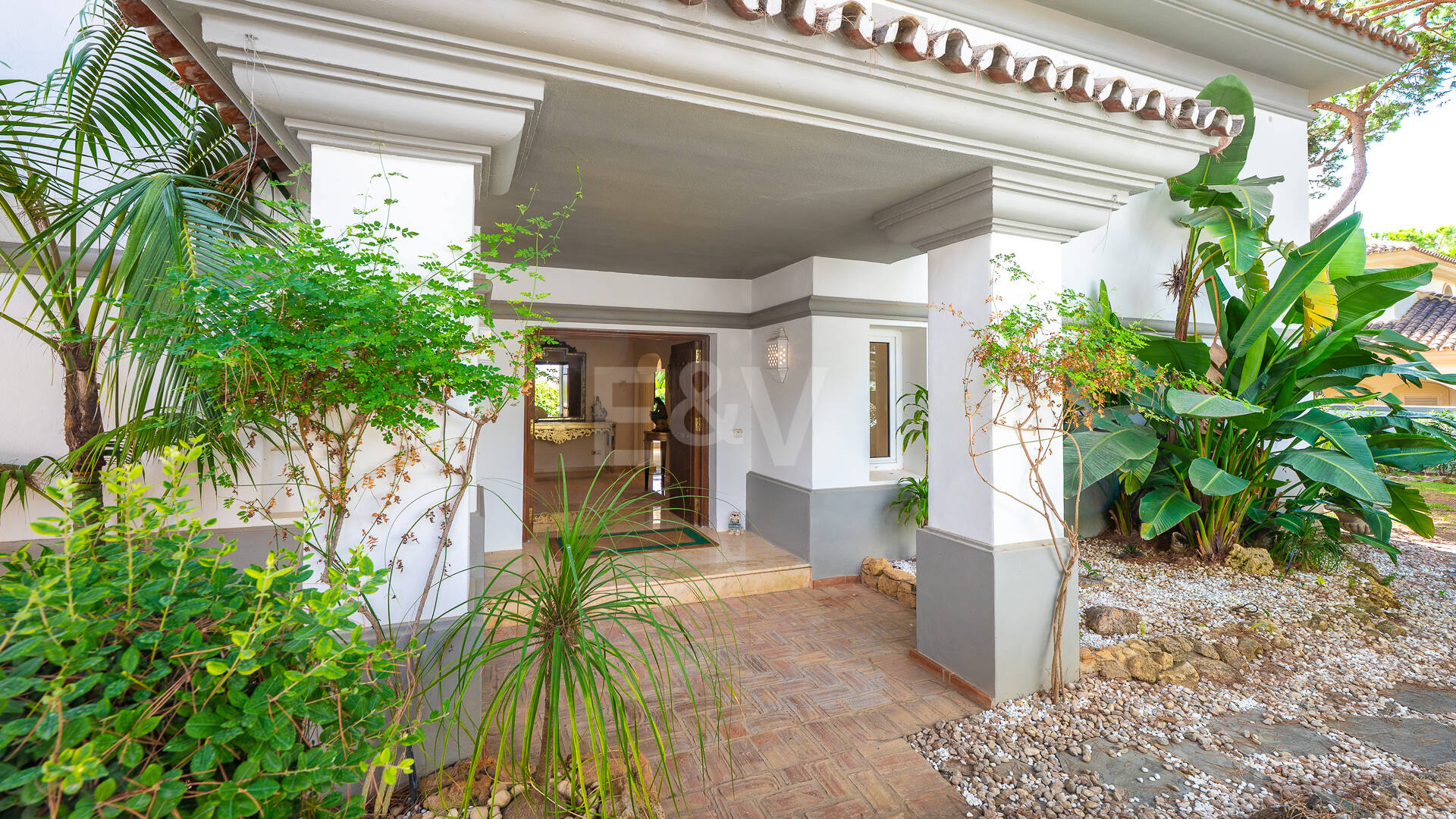 Elegant Villa on a Large Plot with Lush Gardens