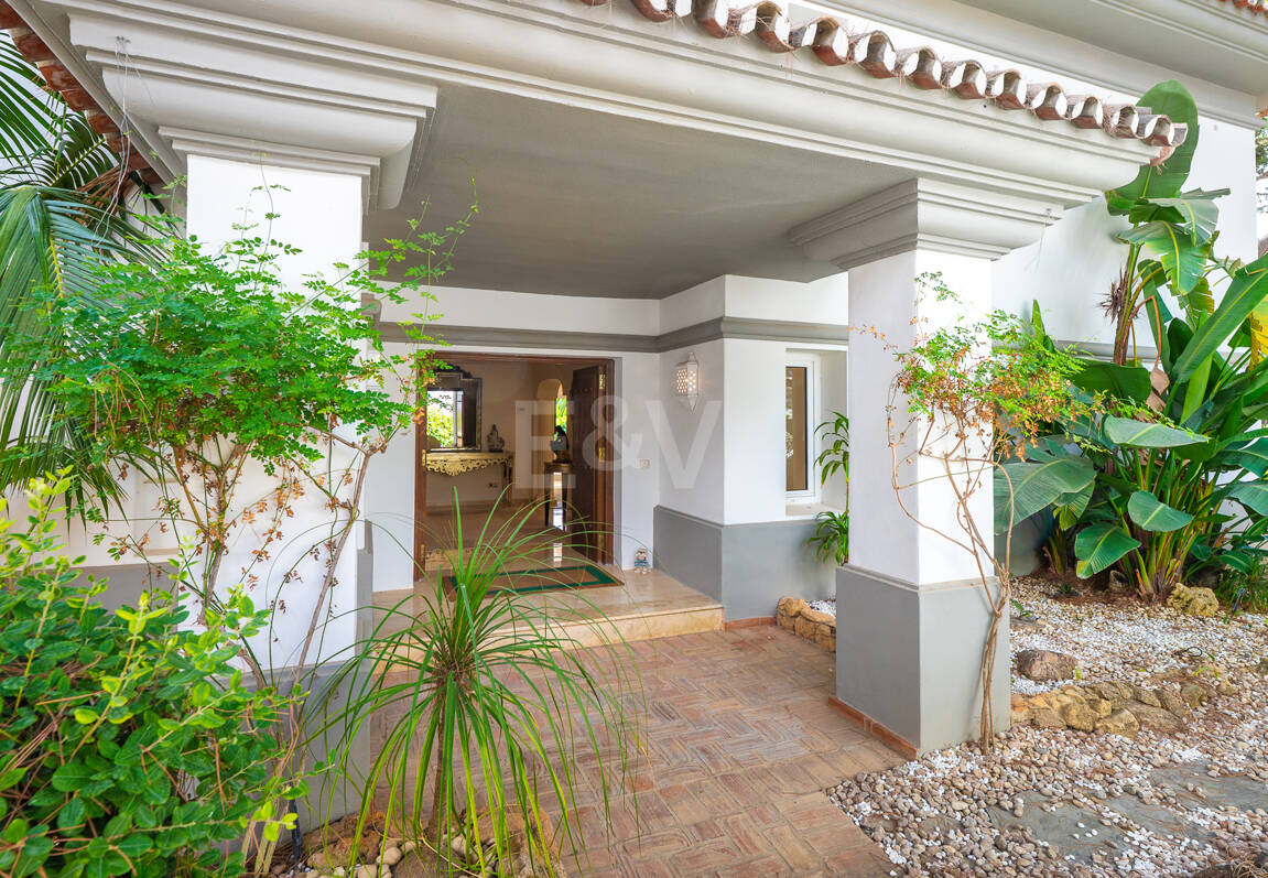 Elegant Villa on a Large Plot with Lush Gardens