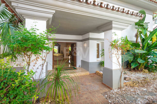 Elegant Villa on a Large Plot with Lush Gardens