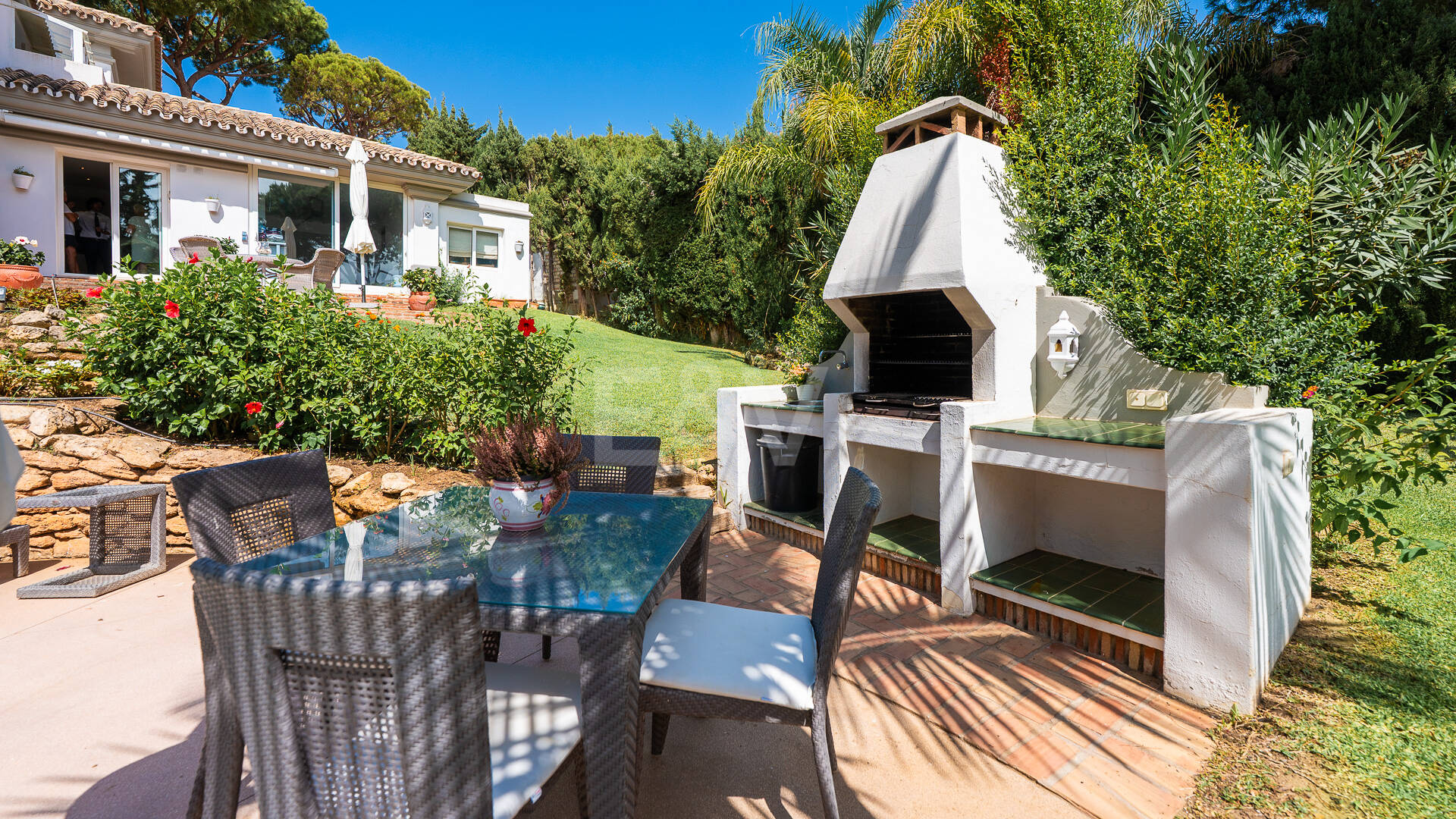 Elegant Villa on a Large Plot with Lush Gardens