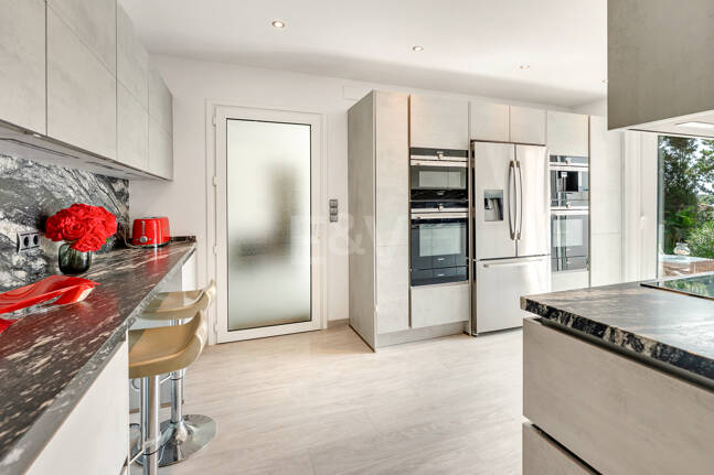 Elegant Villa on a Large Plot with Lush Gardens