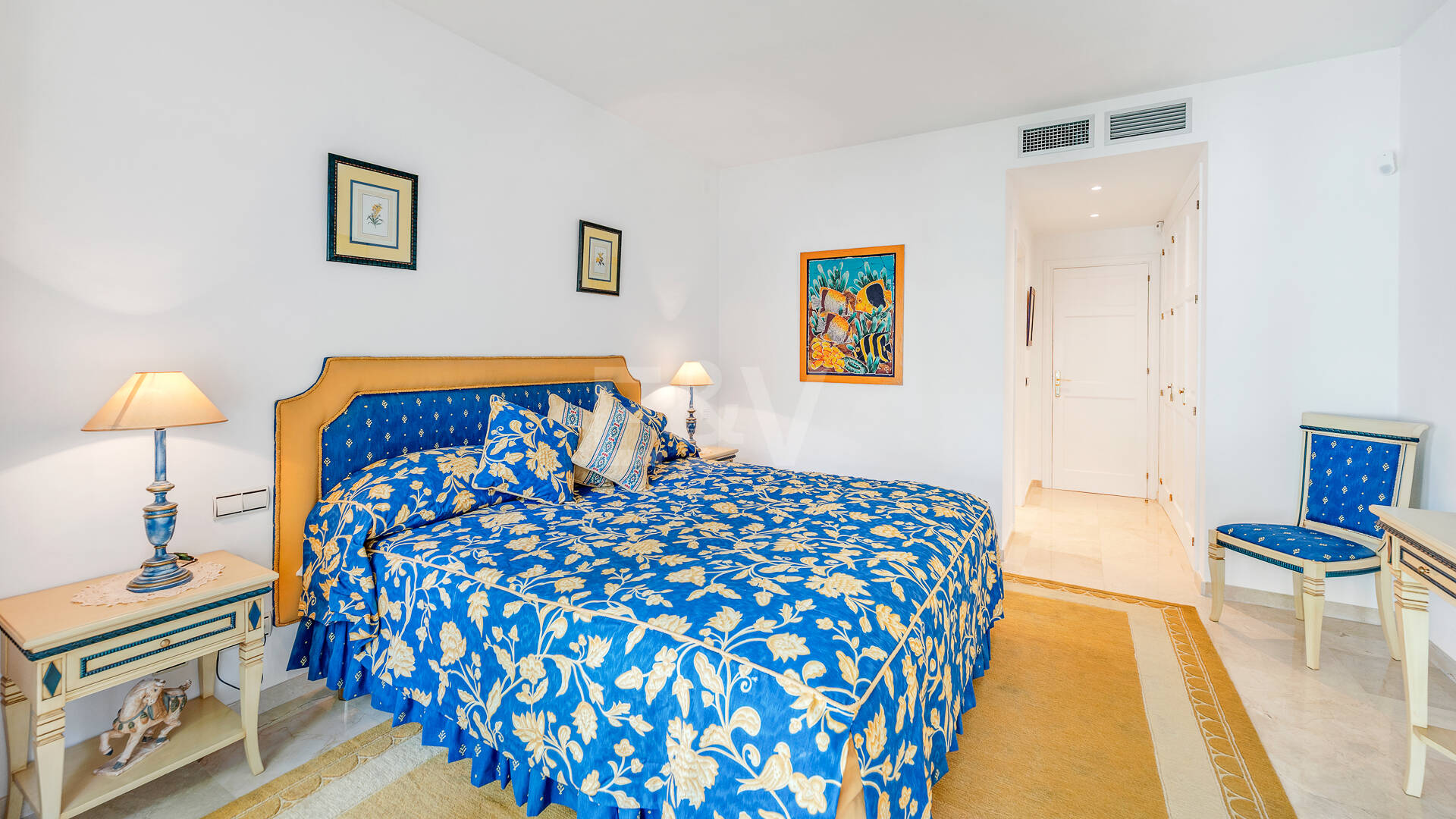 Elegant Villa on a Large Plot with Lush Gardens