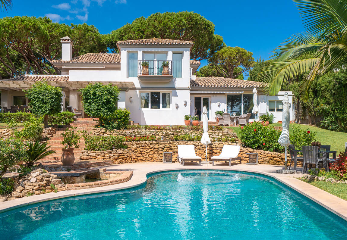 Elegant Villa on a Large Plot with Lush Gardens