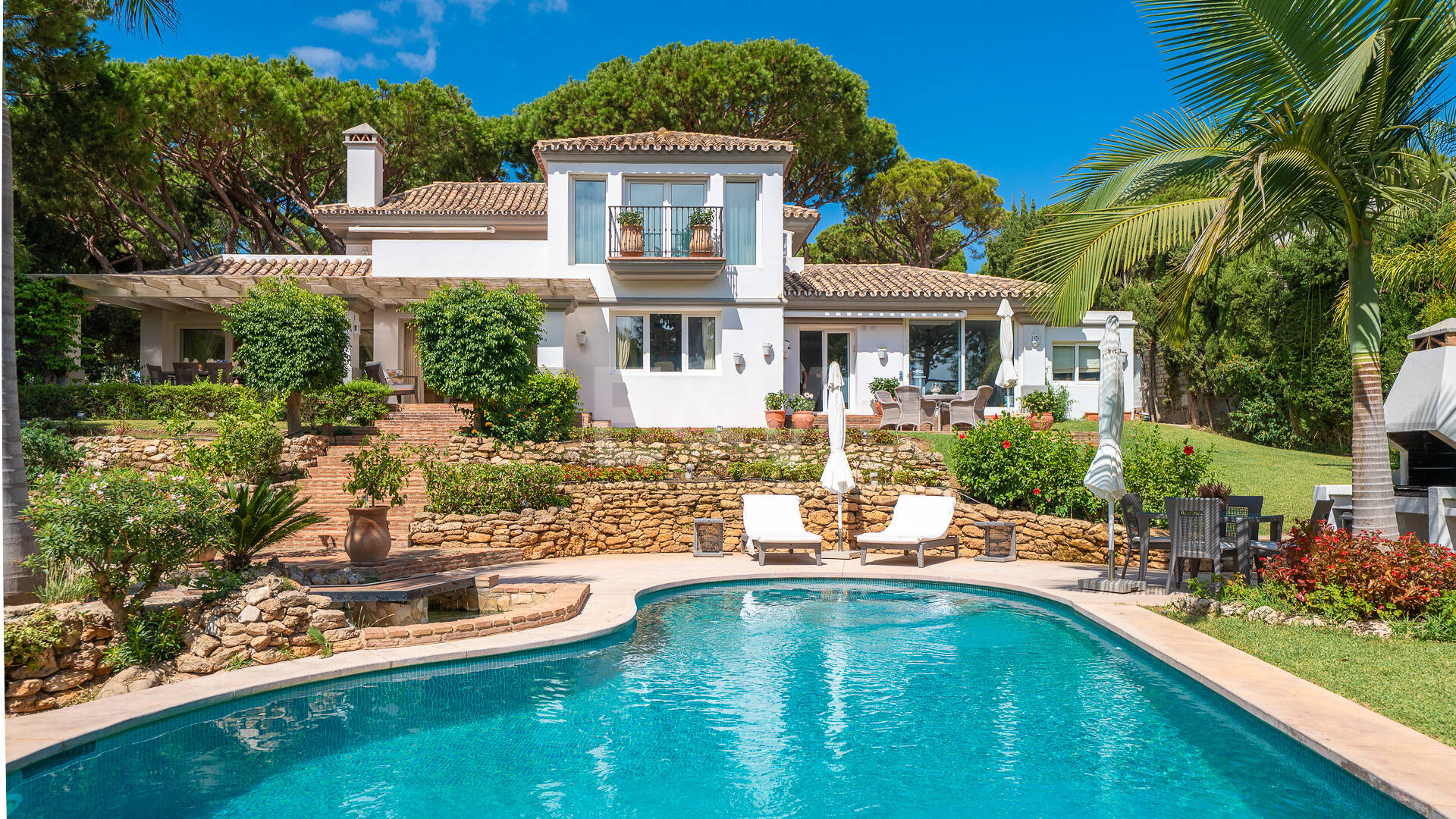 Elegant Villa on a Large Plot with Lush Gardens